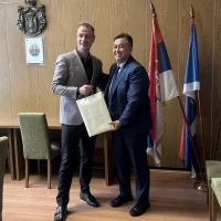 Naslovna Ambasador indonezija u kovinu (6)