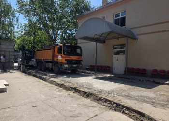 У току асфалтирање главног улаза и стаза у кругу СБПБ ,,Ковин“
